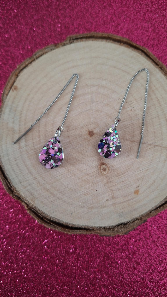 Boucles d'oreilles à enfiler argentées gouttes paillettes noires blanches roses