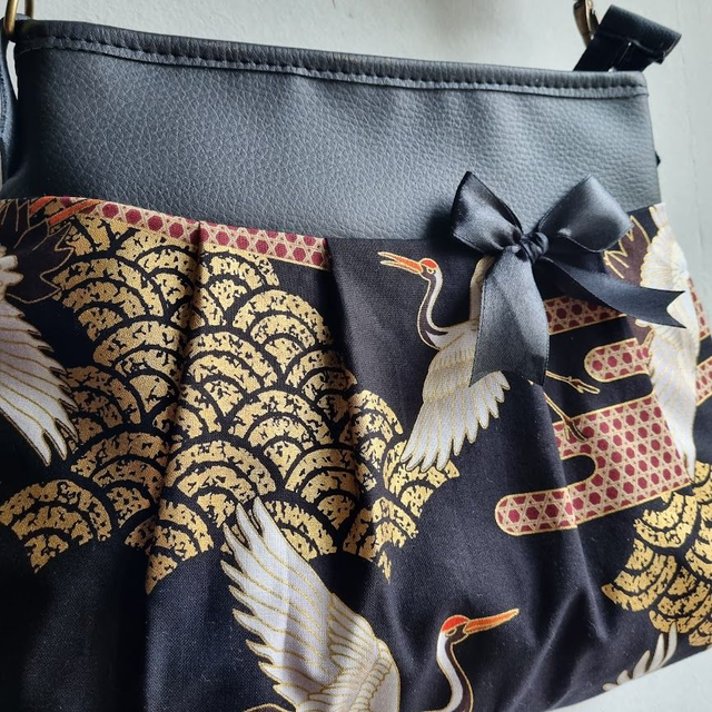 Sac à bandoulière fermeture zippée "Grues" & simili cuir noir