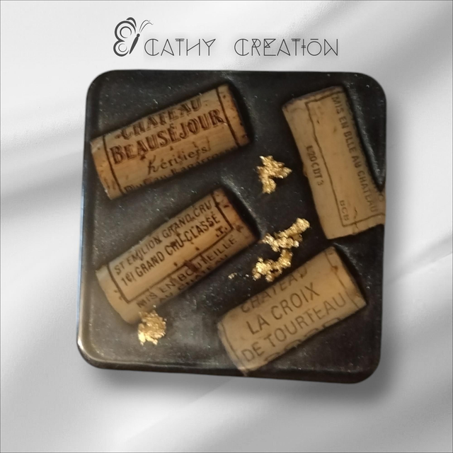 Sous verre ou bouteille avec inclusion de bouchon 