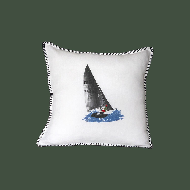 Housse de coussin VOILIER blanc festonné brodé main