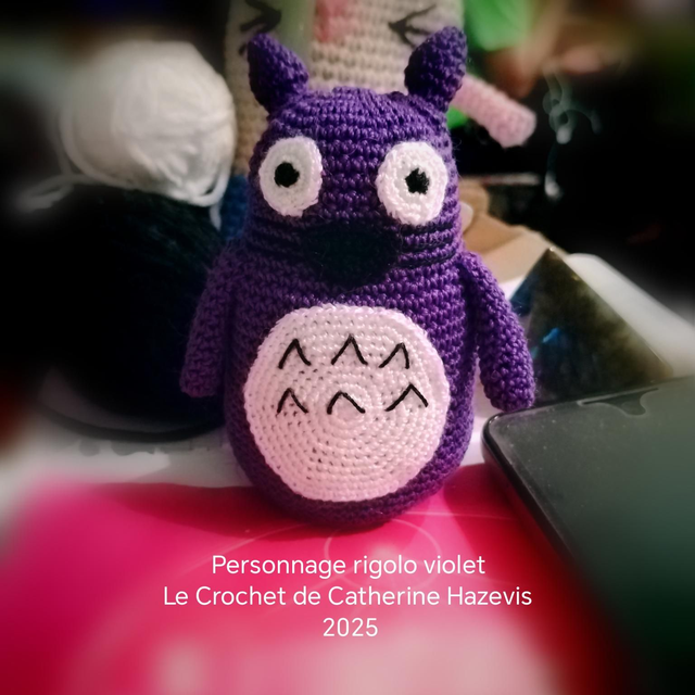 2025 Personnage rigolo violet 