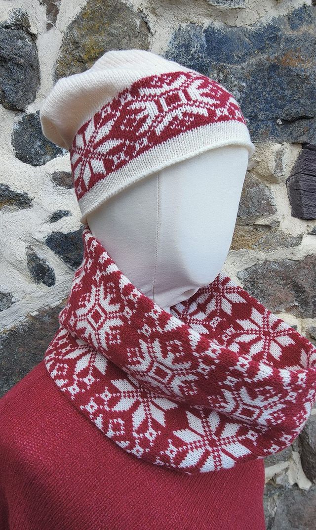 Winter Let it Snow Snowflake Pattern Cowl. Winter Snood. Red and cream accessories. Snowflake infinity scarf. Unisex scarf. Winter knitted accessories