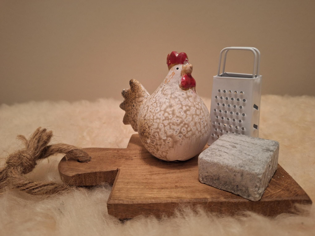 Kip op plankje met amberblokje en rasp