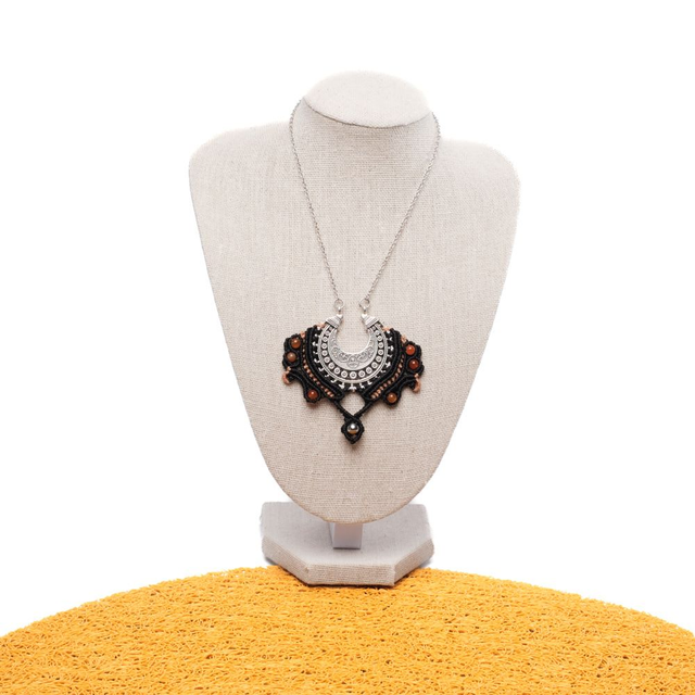 Collier Énergie Solaire – Micro Macramé, Cornaline &amp; Pendentif Ethnique en Zamac