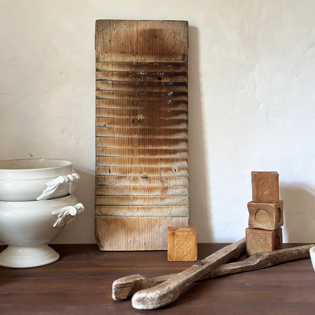 la planche à laver et la grande pince à linge
