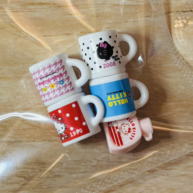 P- Mini mixed HK cups x4 &amp; bottle x1