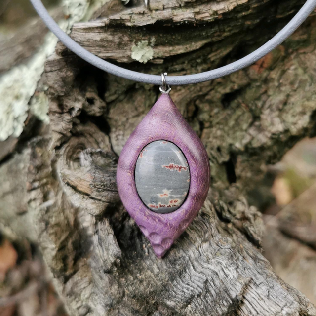 Pendentif en Bois d'Érable Sycomore ondé stabilisé violet, Sonora Dendritique et Cordon Cuir