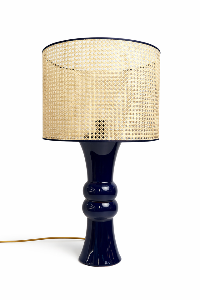 LAMPARA DE CERAMICA AZULONA CON PANTALLA DE REJILLA