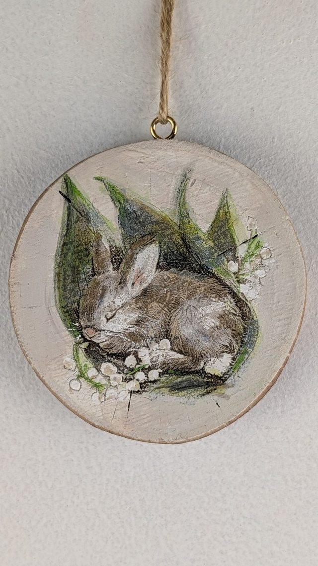 Rabbit sleeping, lily of the valley - Log slice