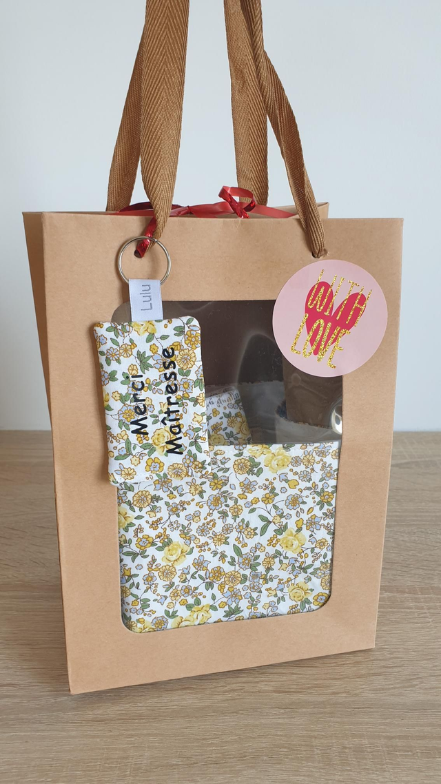 Coffret panier +7 cotons + porte clés Merci Maîtresse (fleuri jaune)