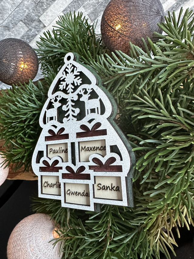 Boule de Noël en bois – Sapin vert et cadeaux personnalisés