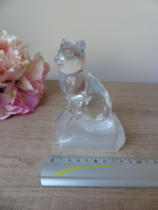Figurine chat en verre sur coussin Cristal d'Arques en verre dépoli, Collection animal chat en verre vintage, Presse papier chat en verre