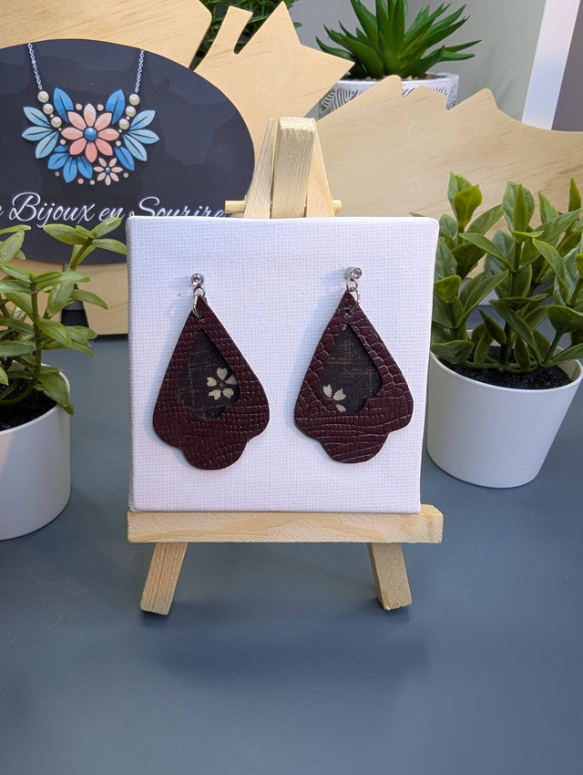 Boucles d&#039;oreilles double face en cuir rouge et tissus enduit marron.