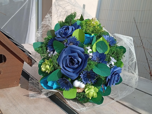 Bouquet rond bleu azur éternel semi - naturel ( fleurs papier tergal naturel)