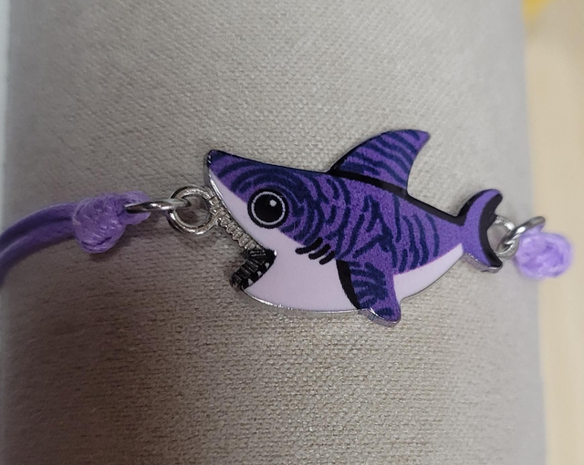 Bracelet simple requin violet 