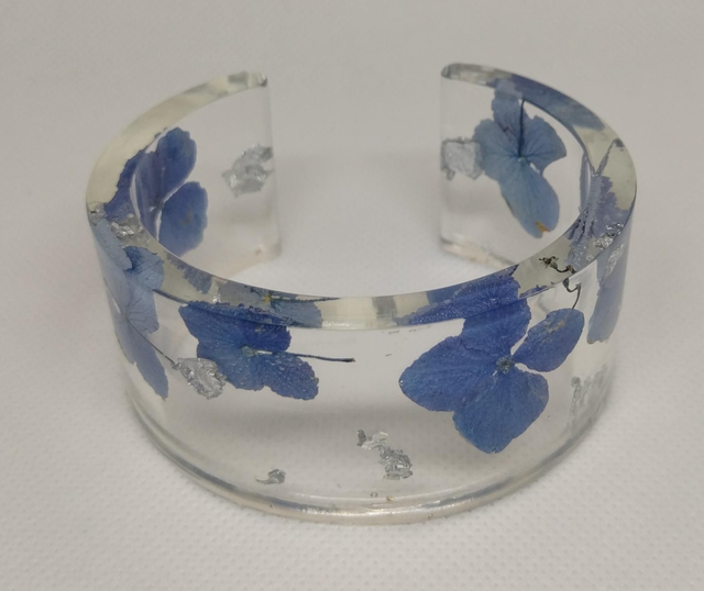 Bracelet avec inclusion de fleurs et feuilles argentées 6cm