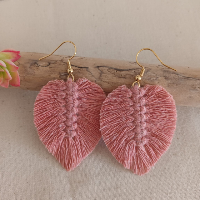 Boucle d'oreille feuille macramé dorée