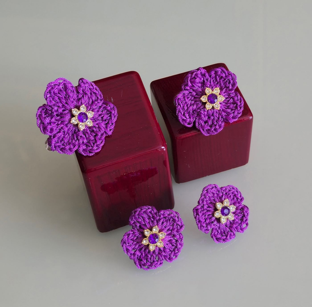 Sötét lila színű szett.