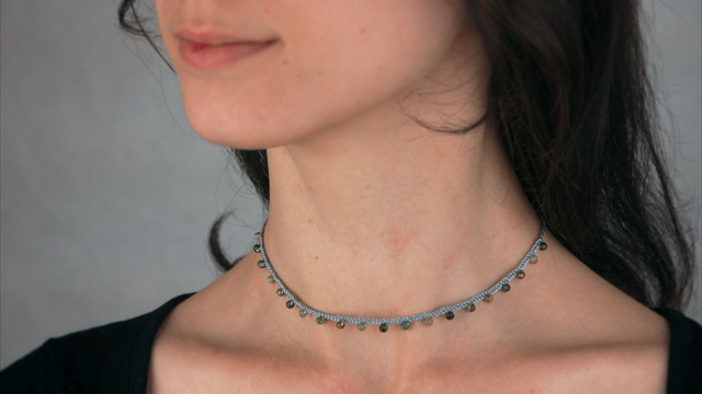 Collier ras de cou soie tressée et tourmalines vertes facettées