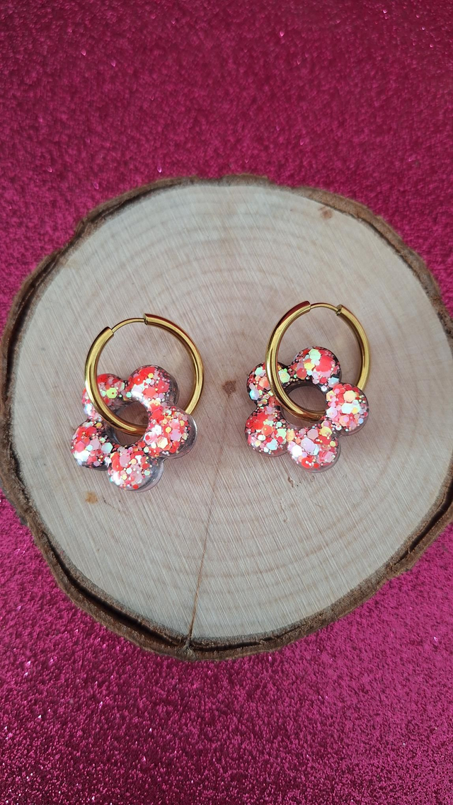 Créoles dorées fleurs paillettes Corails et blanches + encre noire 