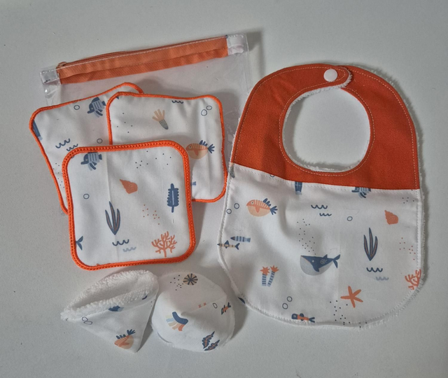 Trousse + lingettes + pare-pipi + bavoir motifs Poissons