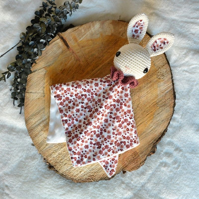 Doudou lapin écru motif fleuri pourpre