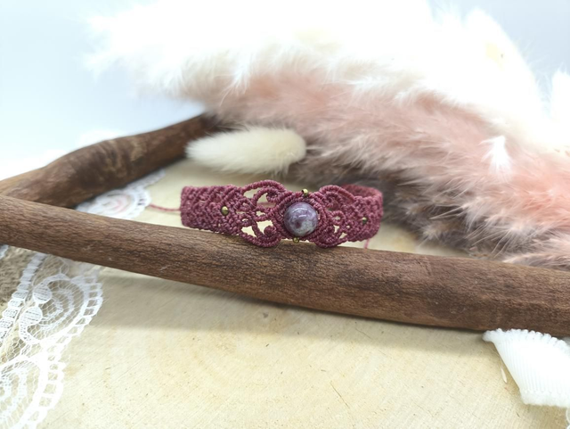 Bracelet rose foncé tissage travaillé perle eudialyte et perles laiton
