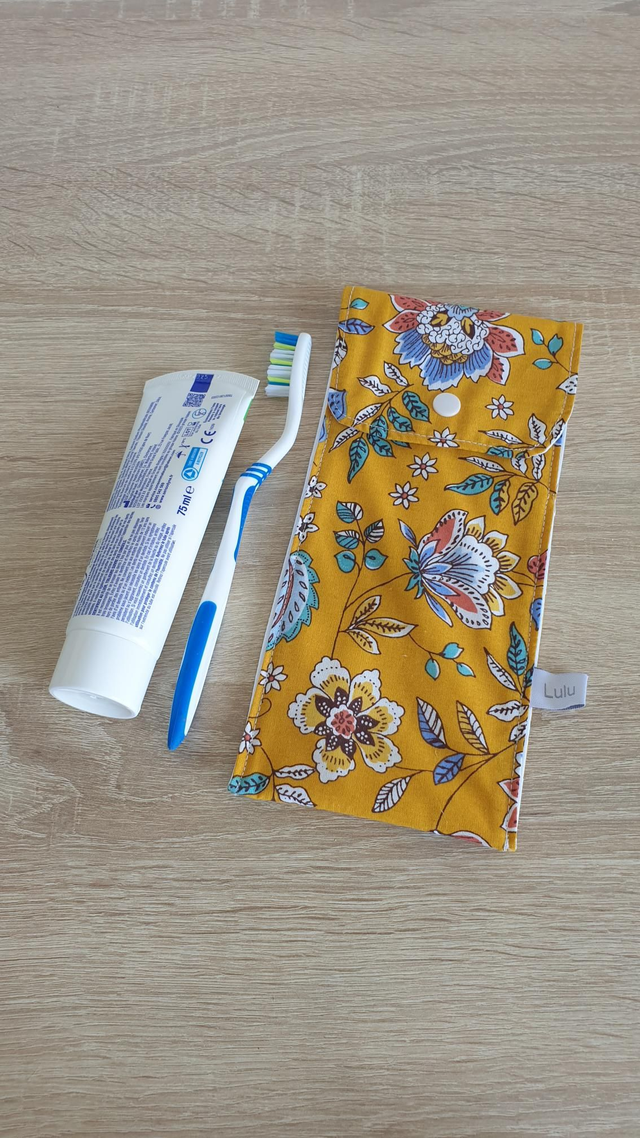 Etui à couverts ou brosse à dents imperméable fleuri jaune