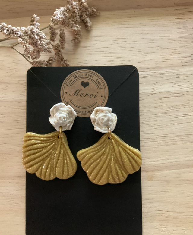 B10 Puces d’oreilles pendantes en pâte polymère et resineUV ,dorées .⛔️ aux -6 ans 