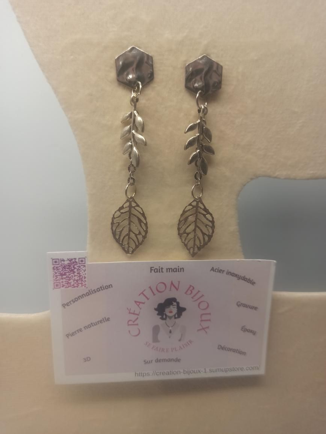Boucle d'oreille  pendante  avec feuille 
