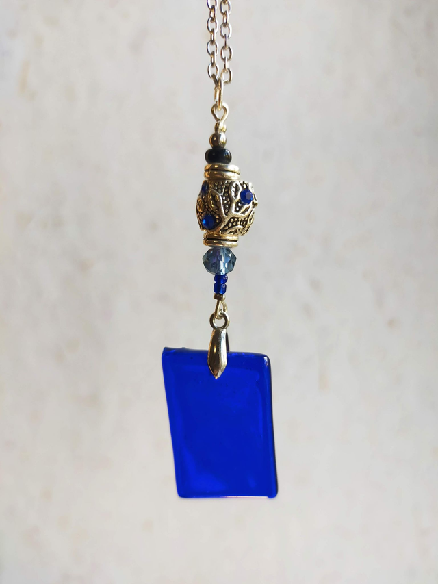 Pendentif en verre bleu saphir semi transparent et chaîne couleur argent.