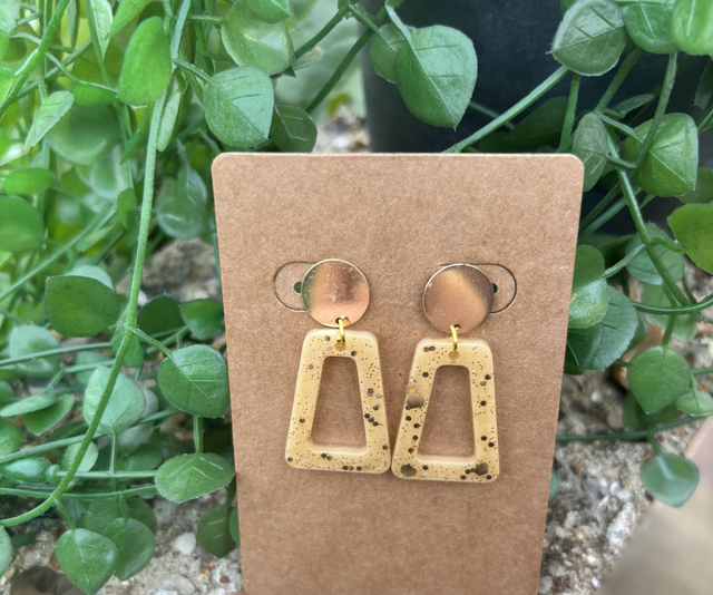 Boucles d’oreilles résine marron doré à paillettes 