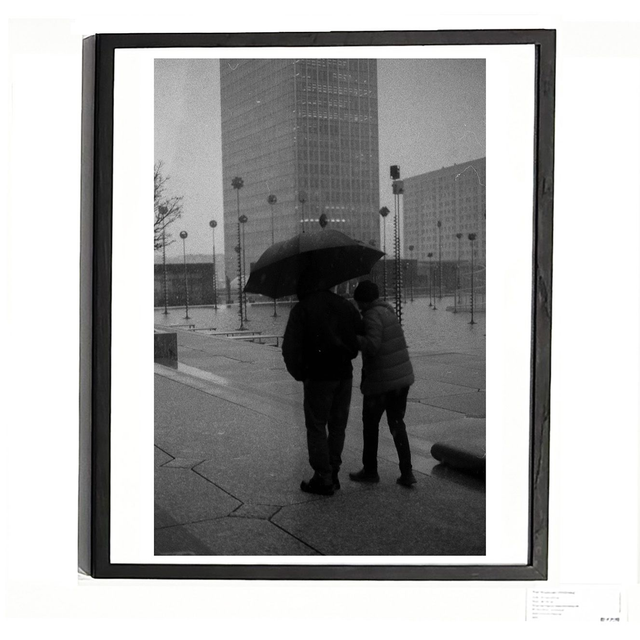 « Parapluie pour 2 » - tirage argentique cadre bois de chêne noire 40x30