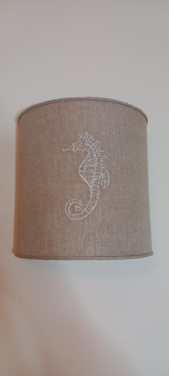 Abat jour en lin brodé. Broderie Hippocampe .Applique murale  forme 1/2 cercle largeur 20 cm . Système électrique inclus . Créateur France .