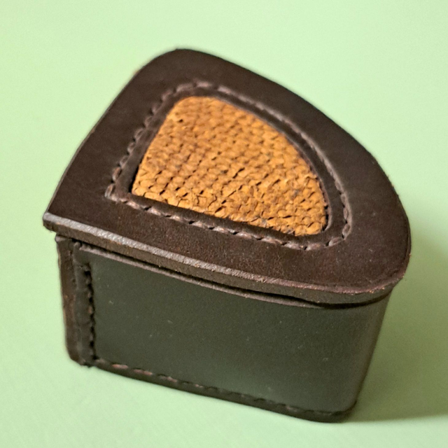 Nahkarasia kalannahkakoristein, sektori