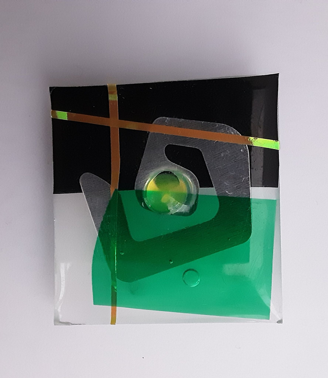 Broche  grand carré collection Alu fond transparent incrustation acier brossé motif vert et noir cabochon translucide jaune