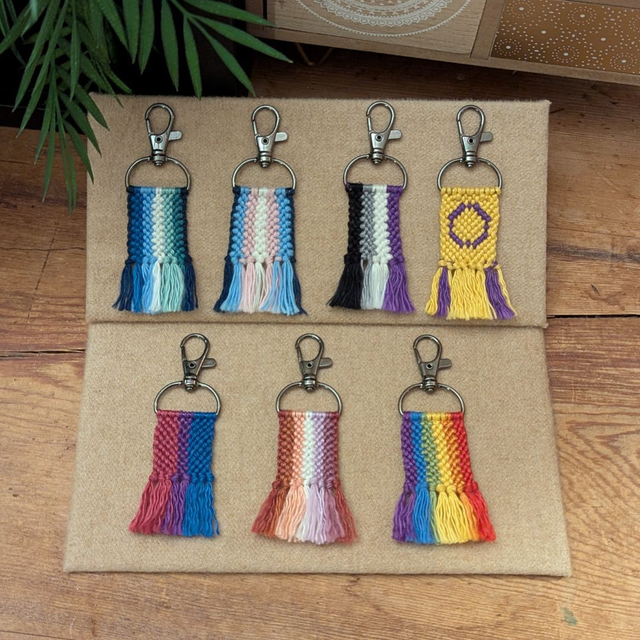 Porte-clés queer en macramé
