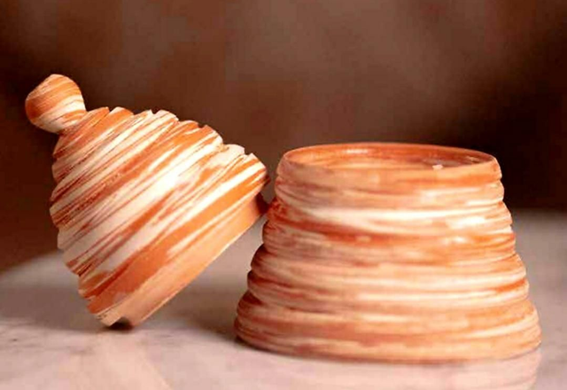 Bougie Sahara Beehive en terre cuite parfum Datte/ miel 