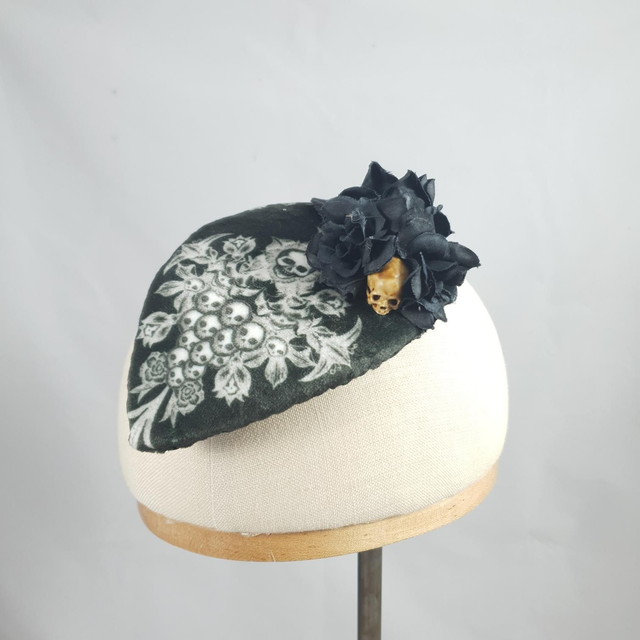 Fascinator goutte - noir et têtes de mort
