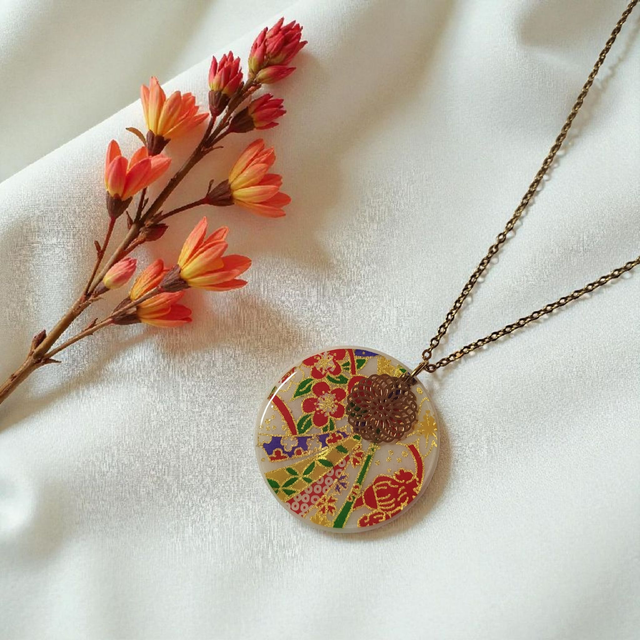 Collier acier inoxydable motifs japonais rouge jaune vert et bleu