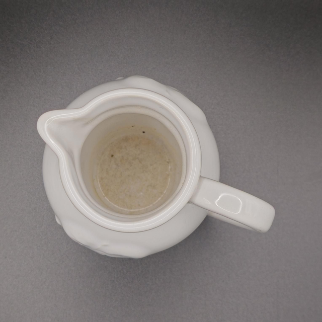 Petit pichet blanc décor grappes