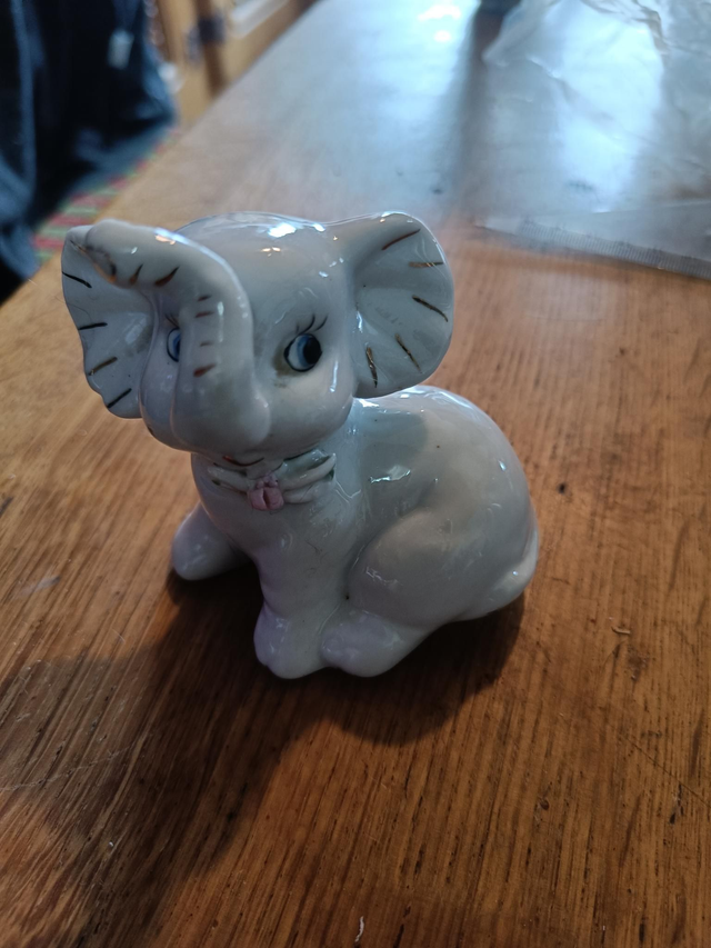 Éléphant porte bonheur en porcelaine 