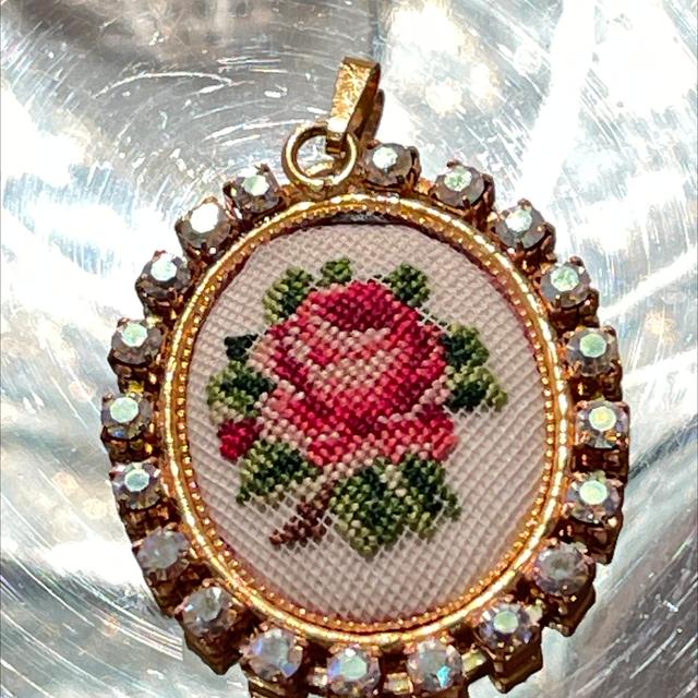 Amulett Rose Strass  Petit- Point-Stickerei 