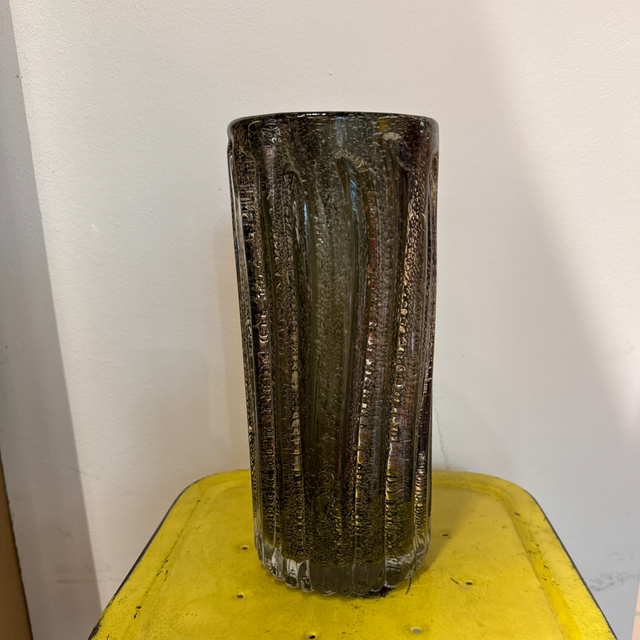Vase , Glasvase mit Blasen broncefarben