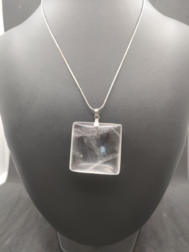 PENDENTIF DE CRISTAL DE ROCHE EN CARRE