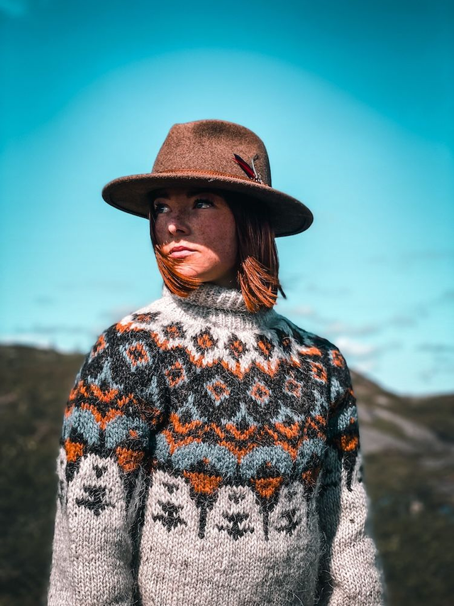 Matoaka Polar Sweater Kit - Col 01 (Light Ash Heather Álafosslopi) - Wool &amp; Pattern - Linka Neumann