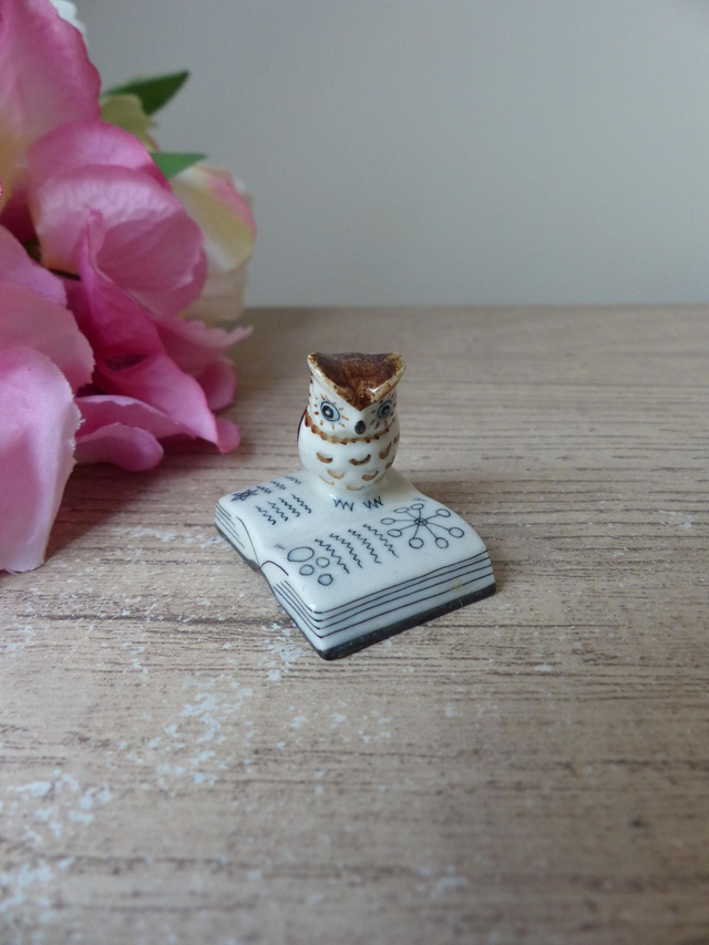 Miniature figurine porcelaine Hibou savant sur livre, Fève Hibou intelligent, connaissance, cadeau étudiant, professeur, rentrée des classes