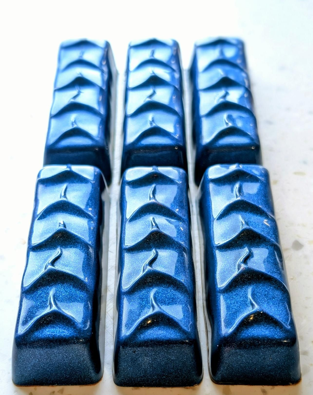 Peanut praline and salted caramel filled milk chocolate bar.