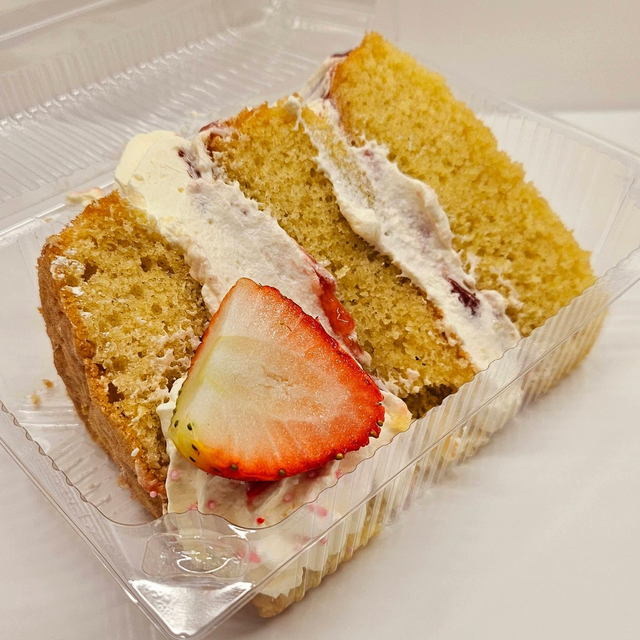 Victoria Sponge Slice 