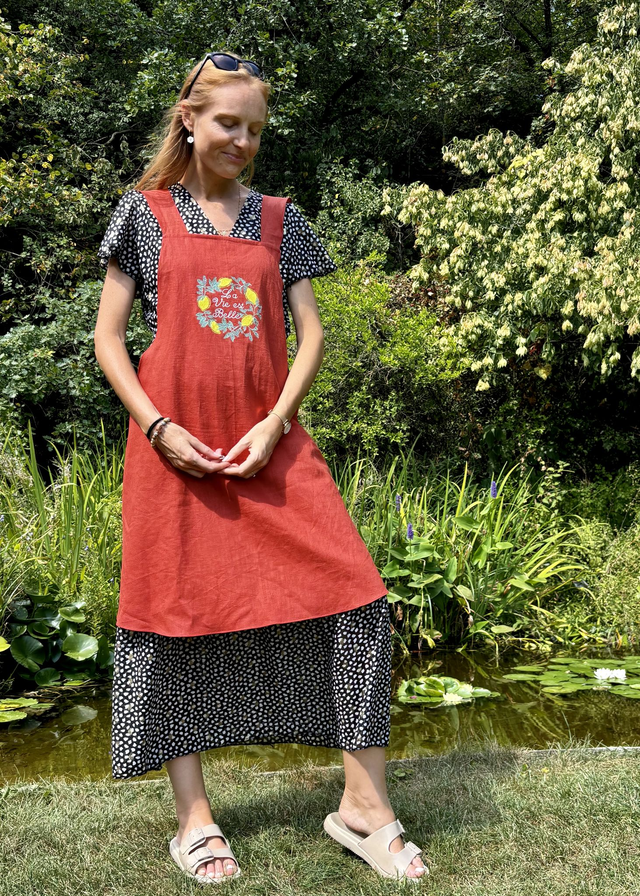 Tablier japonais en lin orange, brodé de citrons &quot;la vie est belle&quot; 